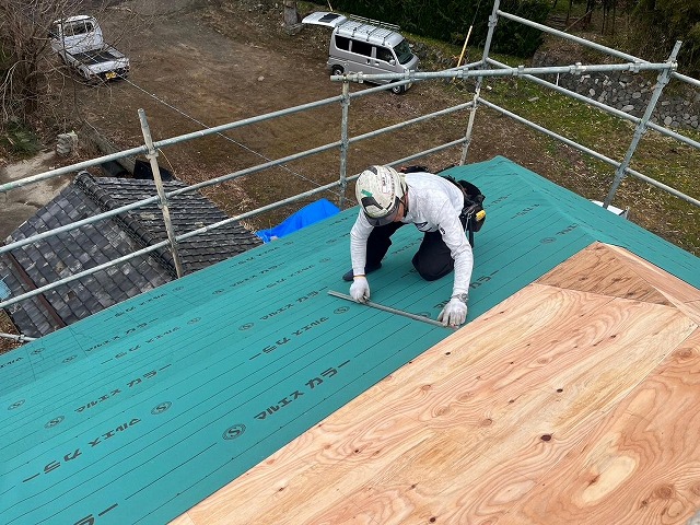 韮崎市で瓦からガルバリウムへの屋根葺き替え：野地板増し張りと下葺き材